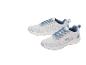 Ein Paar weiße Sportschuhe mit blauen Akzenten und blauen Schnürsenkeln.