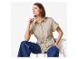Beige Leinenbluse und Jeans: elegante Casual-Wear.