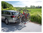 Ein Auto mit einem Fahrradträger für vier Fahrräder.