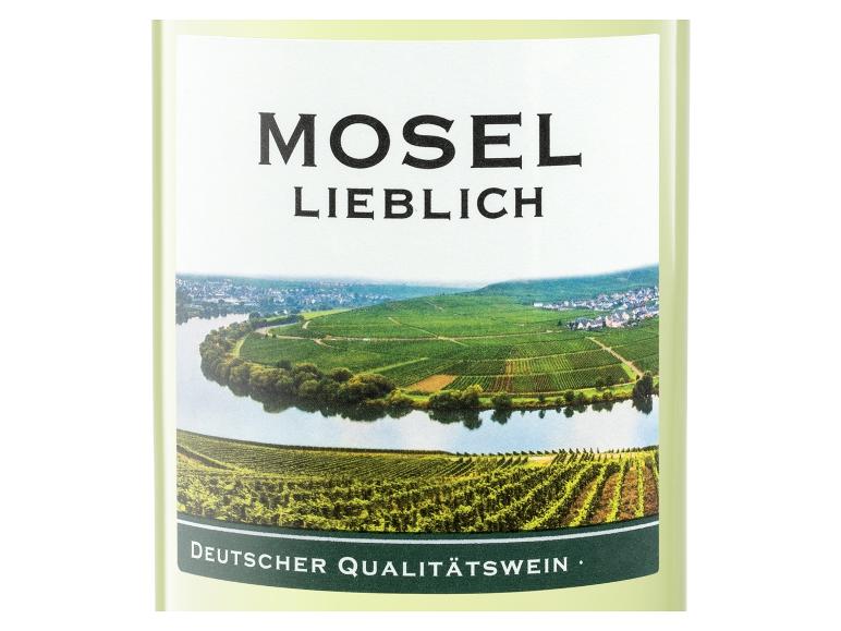 Mosel Lieblich Weinetikett mit einem Bild eines Weinbergs am Fluss.