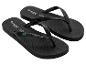 Schwarze Flip-Flops mit brasilianischer Flagge und Text „Copacabana by Ipanema“.