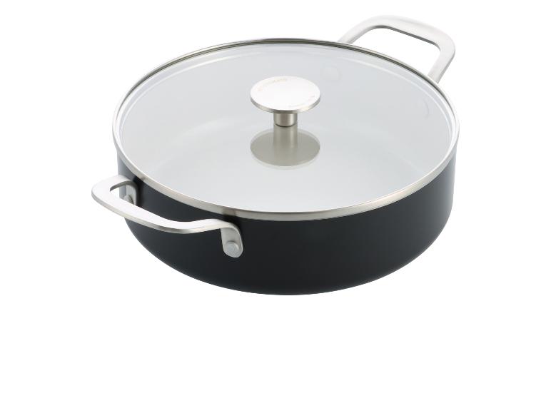 Schwarzer KitchenAid Topf mit Glasdeckel und silbernen Griffen