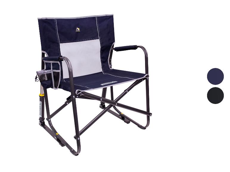 Ein blauer Campingstuhl mit Klappdesign und einem Getränkehalter.