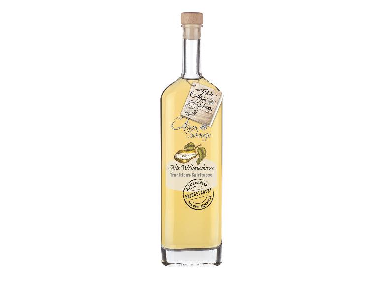 Flasche Birnenschnaps, beschriftet mit 'Alpen Schnaps Alte Williamsbirne'