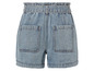 Eine blaue Jeans-Shorts mit Gürtel.
