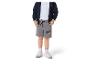Kinder-Set: marineblauer Kapuzenpullover mit Reißverschluss und graue Shorts mit „95“-Aufdruck und Auto