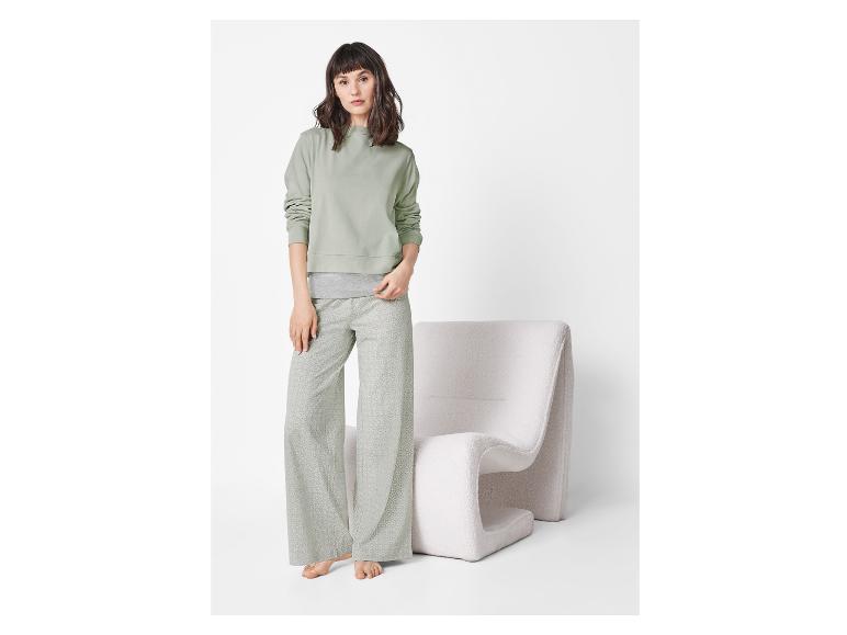 Hellgrüner Pyjama mit Sweatshirt und Hose im geometrischen Muster.