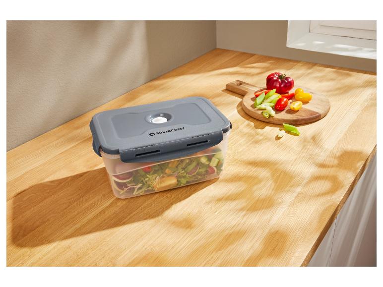 Eine Silvercrest Aufbewahrungsbox mit frischem Gemüse auf einem Holztisch.