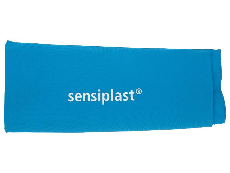 Blauer elastischer Verband mit der Aufschrift „sensiplast“