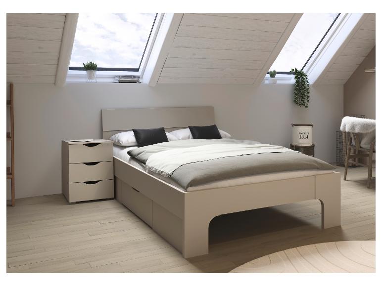 Dachschlafzimmer mit beigem Bett, Nachttisch und Dachfenstern.