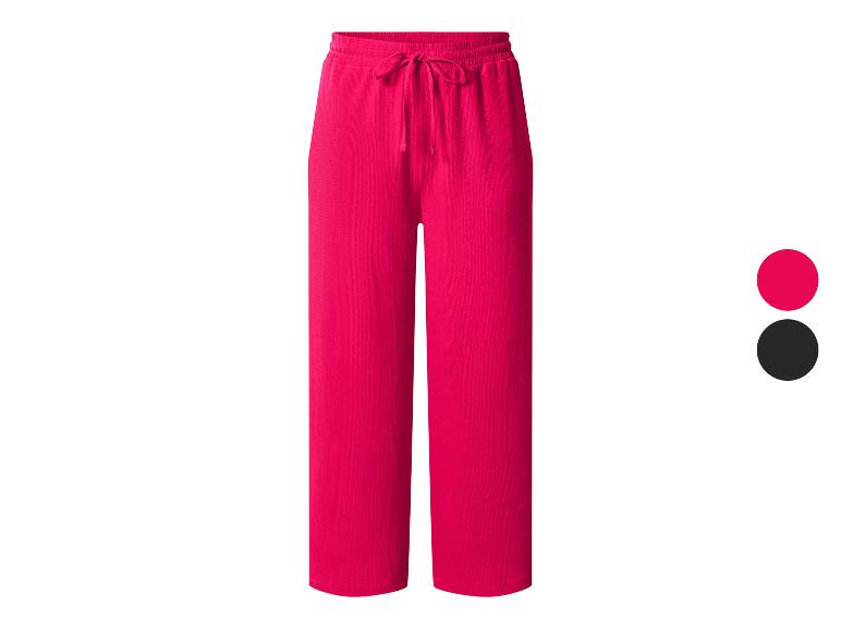 Fuchsiafarbene weite Hose mit Kordelzug in der Taille.