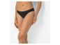 Frau in schwarzen Baumwollslips mit Spitzendetails, seitlich posierend.