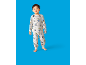 Junge in warmem Pyjama mit Wintermotiv auf blauem Hintergrund