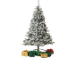Beschneiter Weihnachtsbaum mit gold-, grün- und rotverpackten Geschenken am Fuß.