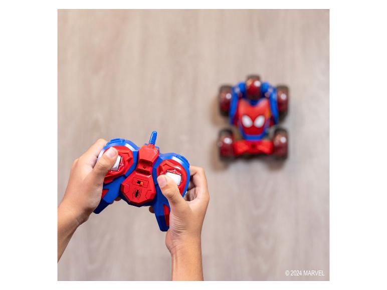 Spider-Man Fernbedienung steuert ein Spider-Man Spielzeugauto.