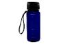 Blaue Wasserflasche mit schwarzem Deckel und Riemen, mit Volumenangaben von 100 ml bis 650 ml.