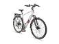 Weißes E-Bike mit schwarzen Komponenten, Gepäckträger und Schutzblechen, von der Seite gezeigt.
