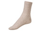 Eine beige Socke mit Rippenstruktur.