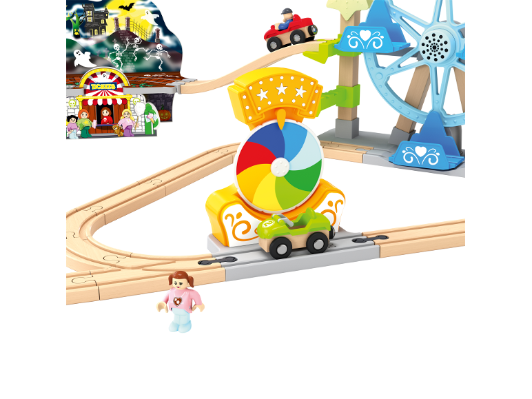 Holzeisenbahn mit Halloween-Thema, Riesenrad, Karussell und Spielfiguren.