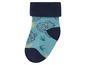 Blaue Babysocken mit einem lustigen Muster.