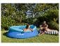 Paar entspannt am aufblasbaren Pool im Garten.