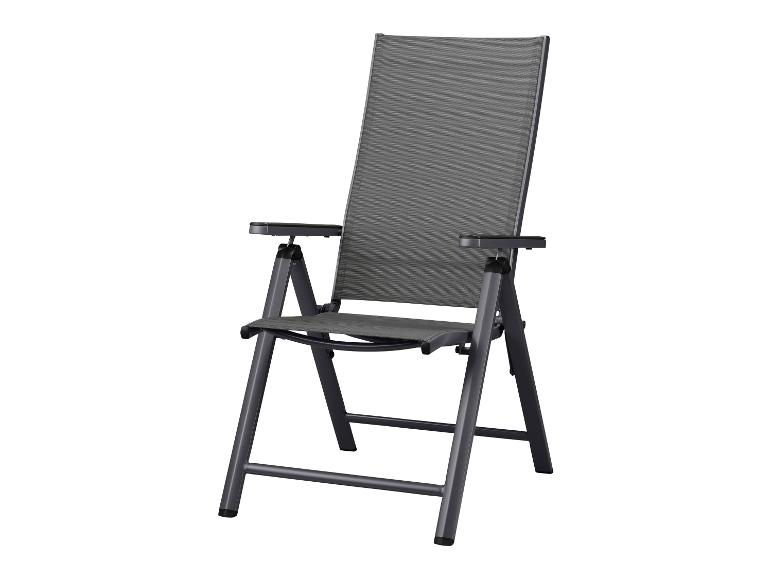 Grauer Aluminium-Klappstuhl mit Armlehnen.