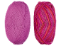 Zwei Garnknäuel, eines einfarbig Magenta und eines meliert in Rosa- und Orangetönen.