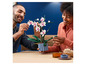 Zwei Personen bauen eine LEGO Orchidee.