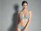 Frau in grünem BH und Slip