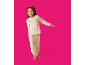 Kind in beigefarbenem Pyjama mit Bärenmotiven auf rosa Hintergrund