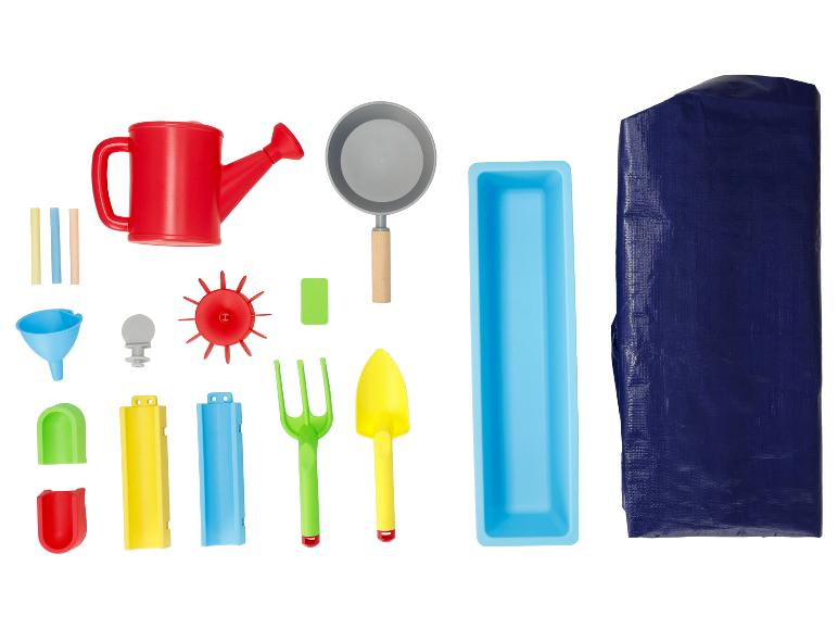 Buntes Kinder-Gartenspielzeug-Set mit Gießkanne, Schaufeln und Rechen.