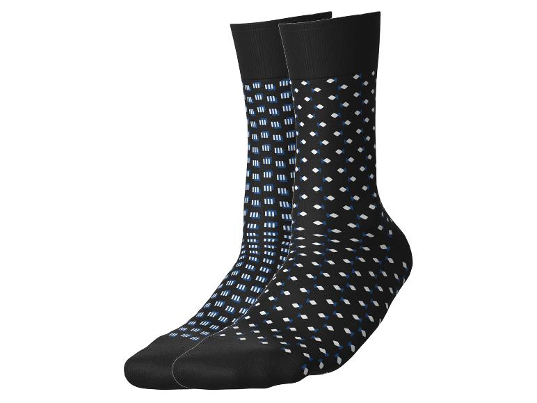 Paar schwarze Socken mit blau-weißem geometrischem Muster