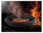 GSW Dutch Oven Black Iron BBQ 24cm mit Steak auf Grillrost über Flammen und Rauch.