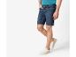 Herren-Jeans-Shorts und Sneakers.