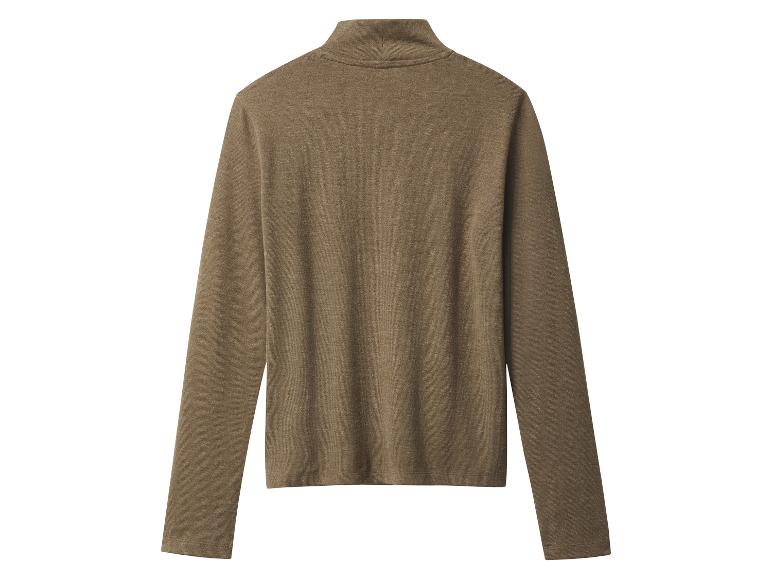 Brauner Rollkragenpullover mit langen Ärmeln auf weißem Hintergrund