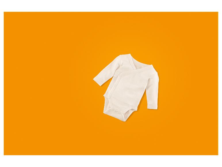 Weißer Langarm-Babybody mit Wickelverschluss auf orangefarbenem Hintergrund.