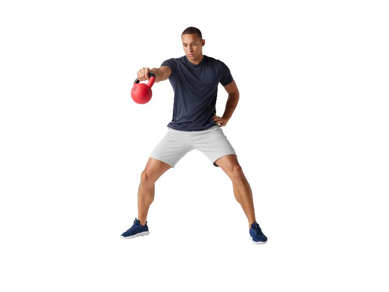 Mann trainiert mit einer roten Kettlebell in Sportkleidung.