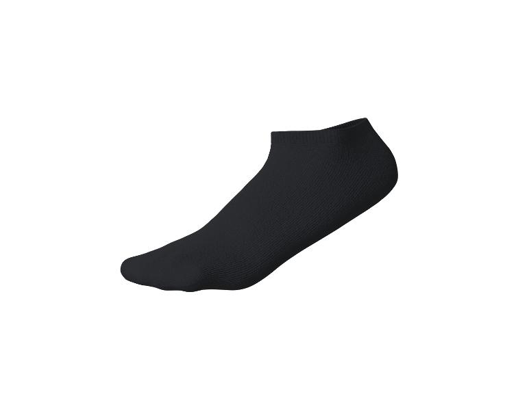 Eine schwarze Socke mit Rippenstruktur auf weißem Hintergrund.