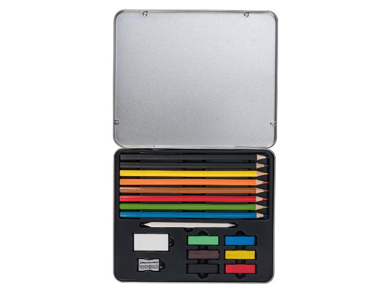 Offene Metallbox mit Buntstiften, Pastellkreiden, Radiergummi und Spitzer.