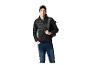 Mann in schwarzer Steppjacke, Mütze und Rucksack