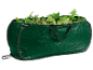 Grüner Gartenabfallsack gefüllt mit Blättern und Ästen.