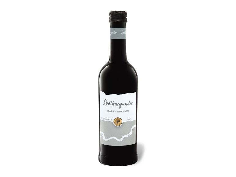 Eine Flasche Spätburgunder halbtrocken Rotwein aus der Pfalz.