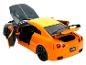 Ein orangefarbenes Nissan GT-R Spielzeugauto mit geöffneten Türen und Kofferraum.