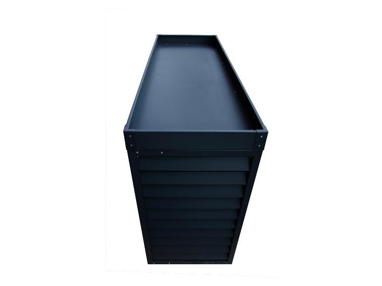 Schwarzer rechteckiger Metall-Pflanzkübel mit Lamellen an der Seite.