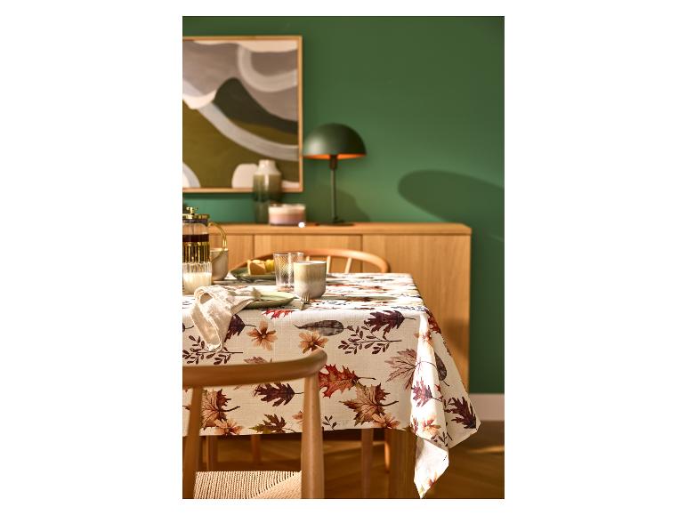 LIVARNO home Tischdecke mit herbstlichem Blättermotiv auf einem gedeckten Esstisch.