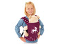 Ein Mädchen trägt einen Teddybären in einer Tragehilfe mit Einhorn-Motiv.