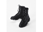 Schwarze Schnürstiefel mit dicker Sohle auf weißem Hintergrund.