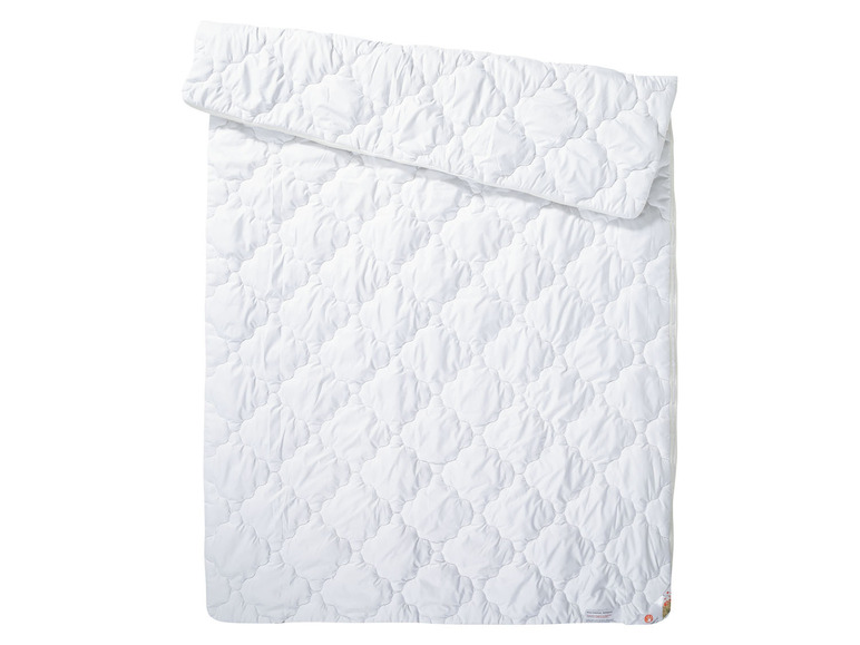 Ein weißes Bettdeckenset mit gestepptem Muster.