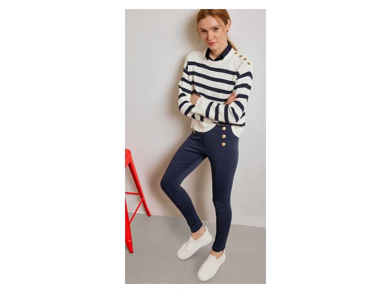 Frau im gestreiften ESMARA® Strickpullover und dunkler Hose.
