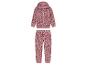 Ein rosafarbener Hoodie und Jogginghose mit Herzchenmuster